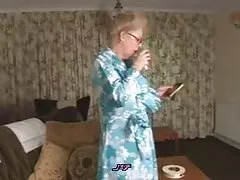 Săraci bunicuţă singur