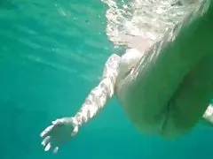 Ful milf nud Goala sub apă cu păsărică păros