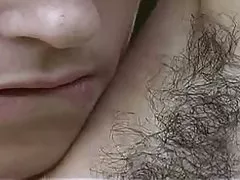 Sexy fată foarte păros cu sânii lăptos