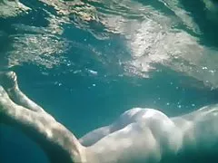 Goala milf germană nud cu sânii mici place să arate păsărică
