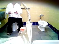 Femeie mai în vârstă în alb cu ochelari