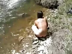 Morgan luând o baie la Râul