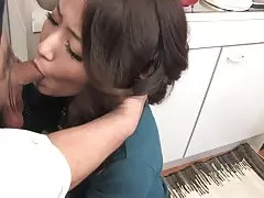 Bruneta cu un guler devine clitorisul ei dezlânat cu jucarii