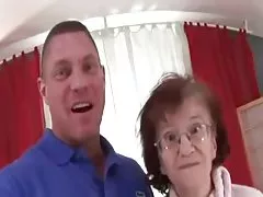 76yr vechi subţire bunicuţă marcela suge futut şi cummed pe