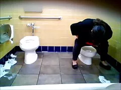 BBW femeie situându-se peste toaletă bebelus