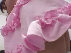 Cutie în urechi de pluş alb devine pasarica fondled pe canapea