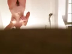 Slow motion soţiei păros bush a ieşi din duş