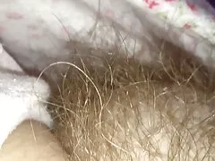 Trage în jos ei jammies dezvăluie o movilă păsărică păros moale