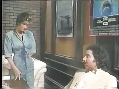 Parul scurt alb moţ vs producător şi director