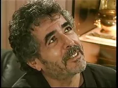 Baieti uita-te la bruneta curvă suge şi ia cocoş negru mare pe o canapea