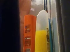 Mama nud prins în duş de cam ascunse